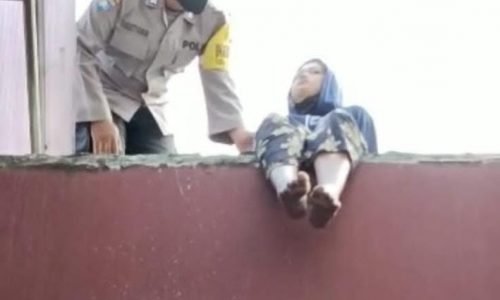 Aksi Heroik Pak Bhabin Polres Mojokerto Berhasil Gagalkan Wanita Hendak Bunuh Diri