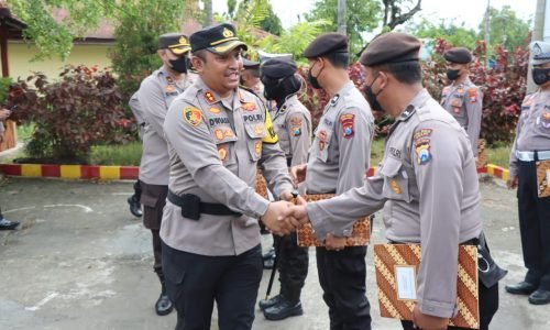 Kapolres Ngawi Pimpin Upacara Kenaikan Pangkat Pengabdian dan Pemberian Penghargaan