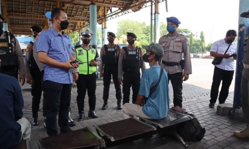 Pamor Keris Polres Gresik Berbagi Masker di Terminal, Himbau Masyarakat Tetap Disiplin Prokes