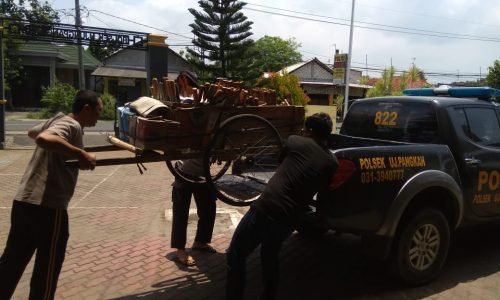 Mulia, Polisi Gresik ini Beri Santunan dan Antar Pulang Pedagang Asongan yang Sakit