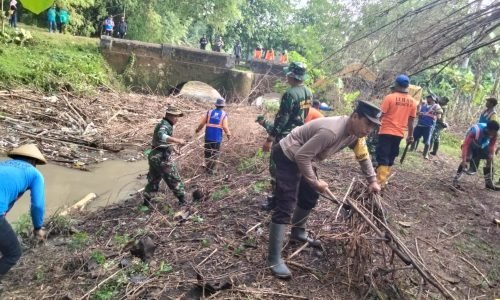 Sinergitas Polres Magetan Bersama Masyarakat Bersihkan Sungai Ngelang Minimalisir Banjir