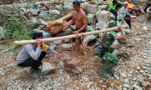 Gotong – Royong Polres Trenggalek Bersama TNI dan Warga Bangun Tanggul Sungai Antisipasi Banjir Susulan