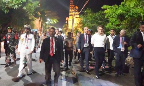 Kapolda Bali Terjun Langsung Kawal Pengamanan Presiden Prancis yang Jalan Kaki 2 Kilometer