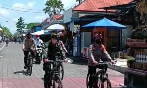 Gunakan Sepeda Gayuh, Polwan Dan Kowad Patroli di Tanah Lot