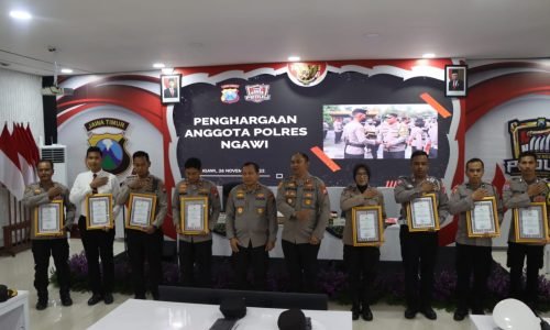 Kapolda Jatim Memberikan Penghargaan kepada Anggota Polres Ngawi
