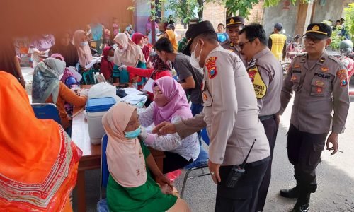 Gandeng Bidan Desa dan Urkes, Polres Nganjuk Buka Gerai Vaksin Covid-19