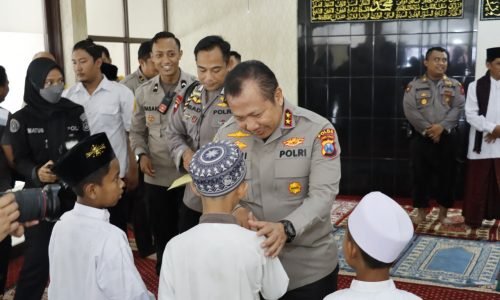 Peduli Sesama Kapolda Jatim Kunjungi dan Berbagi Kepada Anak Yatim