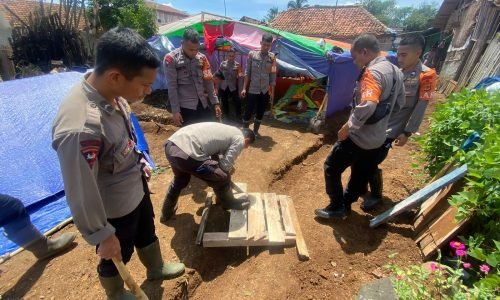 Polri Lakukan Penyuluhan Kesehatan Dan Pembersihan Tenda Pengungsian