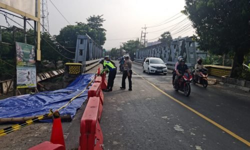 Respon Cepat Laporan Warga, Polres Bojonegoro Pasang Road Barrier di TPT Jembatan yang Longsor