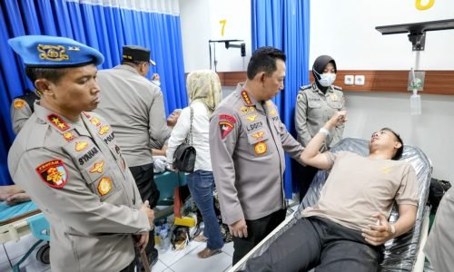 Jenguk Korban Bom Bunuh Diri Polsek Astana Anyar, Kapolri: Tetap Semangat Lindungi Masyarakat