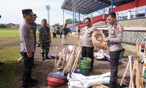 Polri Kerahkan Ribuan Personel Bersihkan Puing-puing Pasca Gempa Cianjur