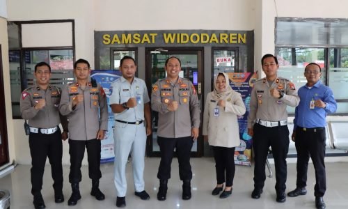 Cek Pelayanan Masyarakat, Kapolres Ngawi Datangi Samsat Widodaren