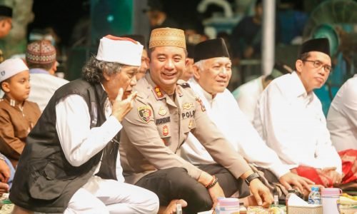 Ribuan Warga dan Polisi di Jombang Sinau Bareng Cak Nun