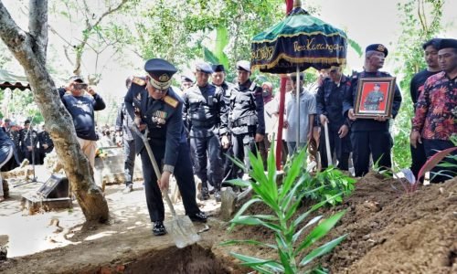 Beri Penghormatan Terakhir, Kapolda Jatim Pimpin Upacara Pemberangkatan Jenazah Alm Dansat Brimob