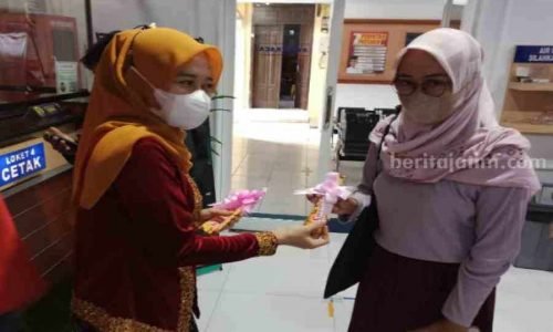 Hari Ibu, Polwan Polres Ponorogo Berkebaya Beri Hadiah Coklat Kaum Perempuan Pemohon SIM