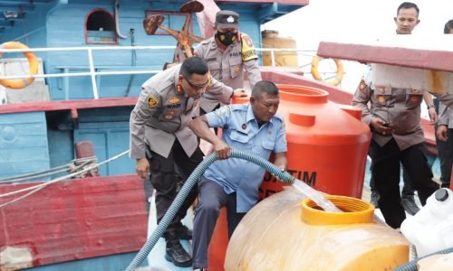 Polisi Berikan Bantuan Air Bersih Untuk Penduduk Pulau Gili Ketapang Probolinggo