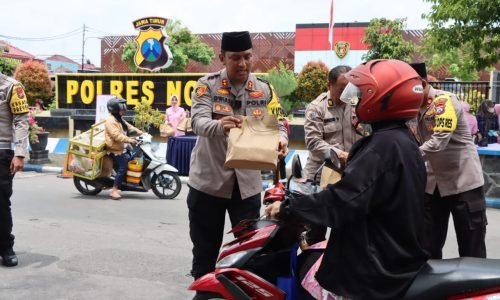 Polres Ngawi Peduli, Berbagi Nasi Kotak Kepada Pengguna Jalan Raya