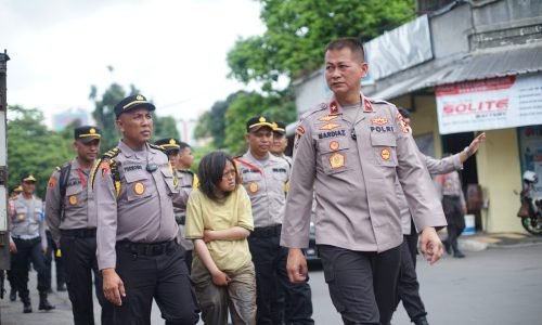 Diberi Kejutan Pulang Kampung dan Modal Usaha, Pemulung di Sukabumi Menangis dan Pingsan di Pelukan Jendral Polisi