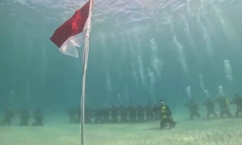 Pengibaran Bendera Merah Putih di bawah laut oleh puluhan penyelam di Desa Wisata Namu